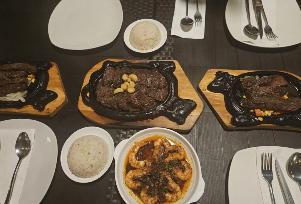 세부 아카시아 스테이크하우스 스테이크와 감바스 테이블 세팅